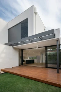modern-house-exterior-2021-08-27-19-27-44-utc.webp